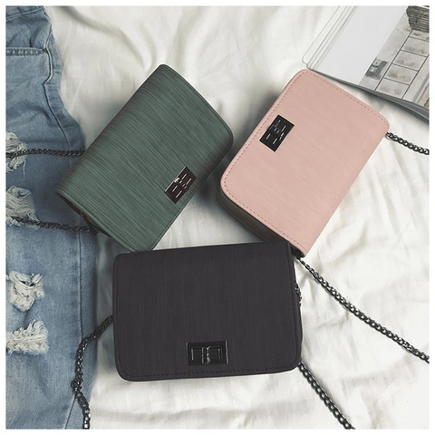 Sac Bandoulière Femme Cuir PU Texturé Petit Sac Carré Épaule Avec Chaîne En Métal Et Fermoir Pivotant Minimaliste Versatile