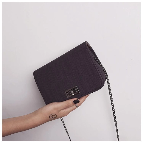 Sac Bandoulière Femme Cuir PU Texturé Petit Sac Carré Épaule Avec Chaîne En Métal Et Fermoir Pivotant Minimaliste Versatile