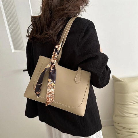 Große Kapazität Tote Bag PU Leder Kontrastnähten Pendler Umhängetasche Mit Bedrucktem Satinnschal Für Damen