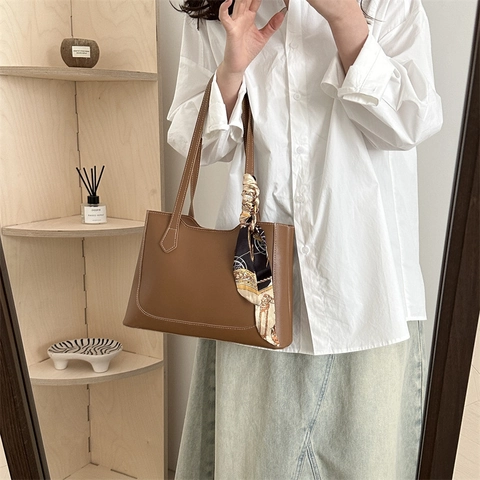 Große Kapazität Tote Bag PU Leder Kontrastnähten Pendler Umhängetasche Mit Bedrucktem Satinnschal Für Damen