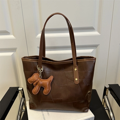 Borsa Tote Grande Capacità Pelle PU Patchwork Cuciture Retro Semplice Borsa A Spalla Con Ciondolo A Forma Di Cane Per Donne