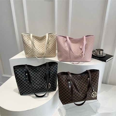 Dames Tote Tas Grote Capaciteit PU Leer M Letter Monogram Print Handtas Woon-Werkverkeer Chique Schoudertas Met Metalen Hanger