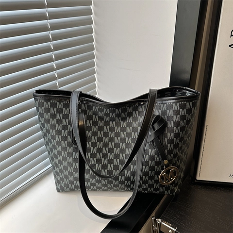 Dames Tote Tas Grote Capaciteit PU Leer M Letter Monogram Print Handtas Woon-Werkverkeer Chique Schoudertas Met Metalen Hanger