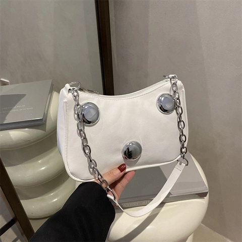 Damen Fashion PU Leder Achseltasche Schultertasche Mit Großen Silbernen Nieten Reißverschluss Minimalistische Kette Crossbody Handtasche