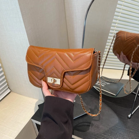 Women Quilted Shoulder Bag Chevron Pattern PU Leather Gold Tone Chain Strap Elegant Fashion Crossbody Handbag