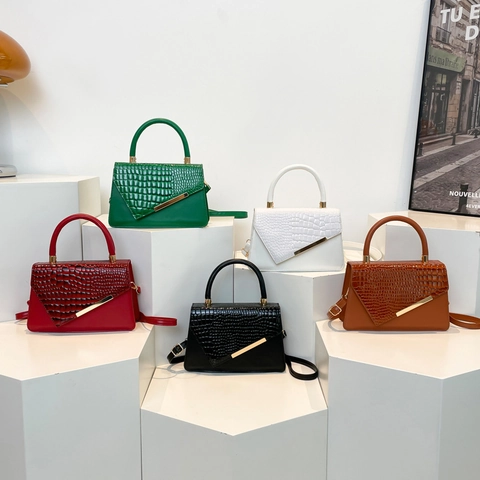 Vintage Crocodile Pattern PU Leather Handbag Women Small Square Crossbody Bag With Gold Hardware And Adjustable Strap