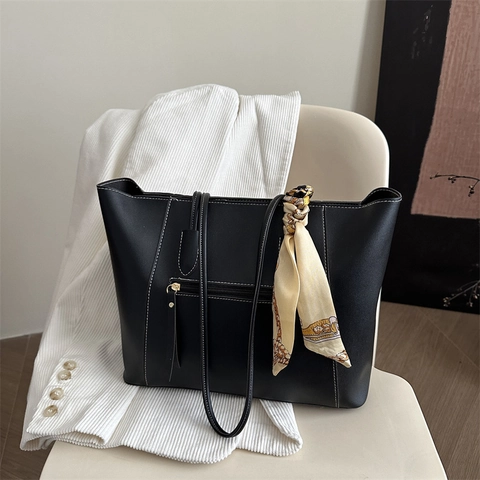 Große Damen Tote Bag PU Leder Kontrastnähte Reißverschlusstasche Vorne Satinnschal Deko Schultertasche
