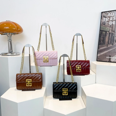 Borsa a Spalla Donna in PU Trapuntata Retrò Piccola Borsa Quadrata Chiusura Geometrica Oro Tracolla a Catena Quotidiano