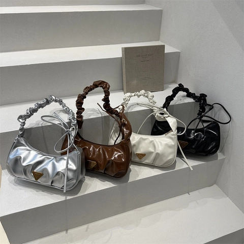 Borsa Sottoascellare Arricciata da Donna Pelle PU Borsa a Spalla Pieghettata Con Logo in Metallo a Triangolo Moda Tinta Unita