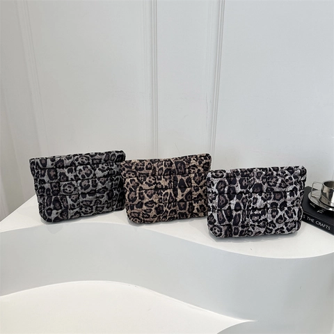 Luipaardprint Gewatteerde Clutch Tas Voor Dames Gevoerde Polyester Lichtgewicht Rits Make-up Tasje Reisorganisator Mode