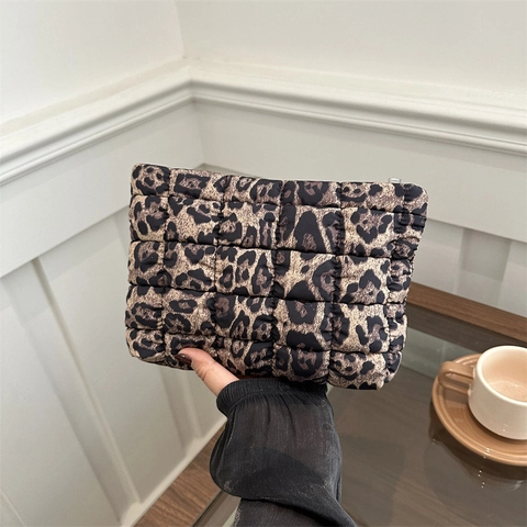 Luipaardprint Gewatteerde Clutch Tas Voor Dames Gevoerde Polyester Lichtgewicht Rits Make-up Tasje Reisorganisator Mode