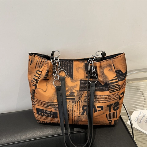 Bolso Tote Con Estampado De Periódico Bolso De Hombro De Gran Capacidad Con Decoración De Cadena De Metal Para Mujer PU