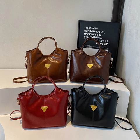 Vintage Ölwachs PU Leder Schultertasche Große Kapazität Handtasche Mit Metall Dreieck Dekor Retro Chic Für Frauen