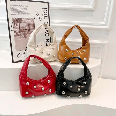 Bolso de Hombro de Media Luna de PU para Mujer con Tachuelas de Bola de Metal Remache de Plata Bolso de Axila Moda Color Sólido