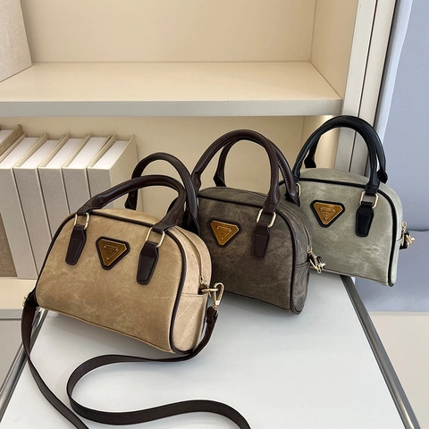 Bolso Boston Vintage Para Mujer Cuero PU De Color Contraste Bolso De Mano Con Logotipo Metálico Triangular Bolso Bandolera