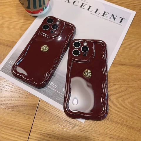Custodia Per Telefono Con Bordo Ondulato Rosso Vino Con Camelia In Metallo Dorato Lucida Antiurto Vintage Elegante Per IPhone