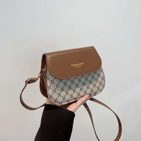 Damen Retro Monogramm Schultertasche PU Leder Vintage Muster Satteltasche Umhängetasche Mit Verstellbarem Riemen