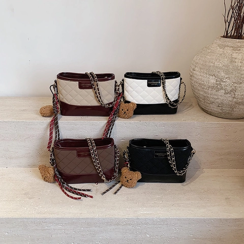 Mode Gewatteerde PU Lederen Schoudertas Voor Vrouwen Ruit Emmer Crossbody Tas Met Kettingband En Pluche Beer Hanger Handtas