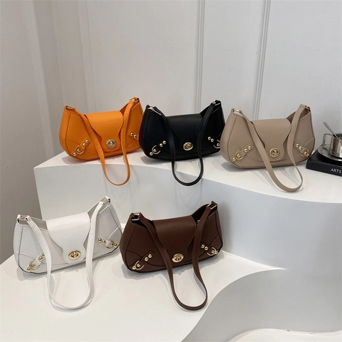 Borsa a Spalla Crescent in Pelle PU Retro Donna Borsa Hobo Minimalista a Mezza Luna Con Chiusura a Scatto Dorata e Decorazione a Rivetti