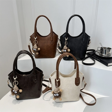 Sac Seau Rétro Femmes Simili Cuir Sac À Main Bandoulière Vintage Décontracté Usage Quotidien Style Mode Avec Pendentif En Peluche