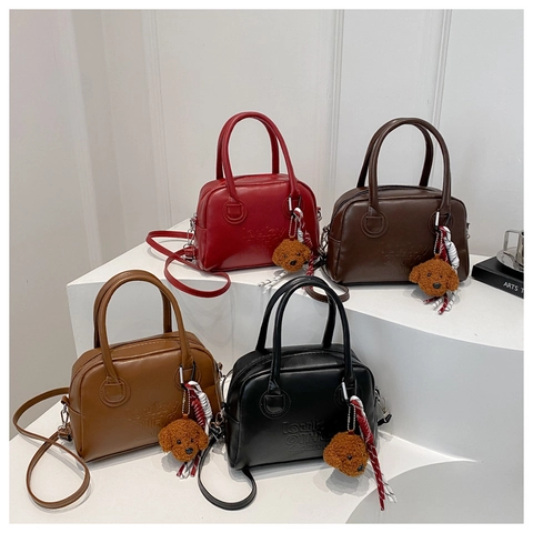Bolso Boston de Cuero PU para Mujer Vintage Bolso de Mano de Lujo con Relieve de Letras y Colgante de Oso de Peluche Bolso de Hombro