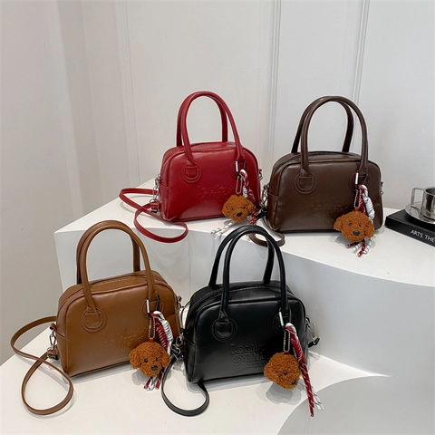 Sac à Épaule Femme Vintage en Cuir PU Sac Bandoulière Mode Avec Lettres Embossées Sac à Main Avec Pendentif Ours en Peluche