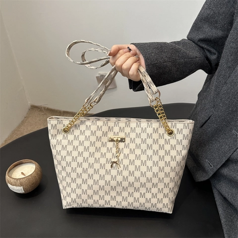Mode Monogramm Druck Tote Bag PU Leder Große Kapazität Handtasche Mit Metallkette Riemen Und Hirsch Anhänger