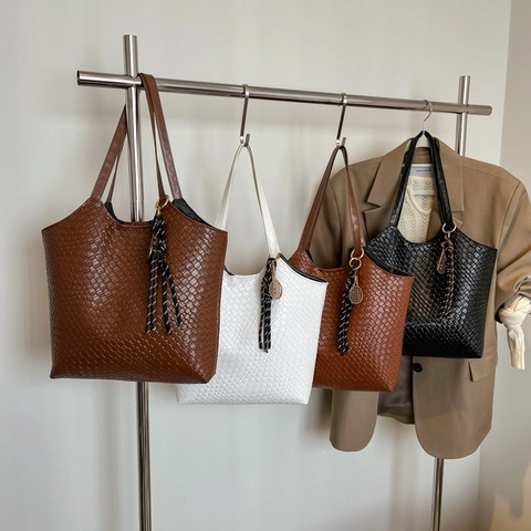 Damen Gewebte PU Leder Tragetasche Große Kapazität Schulter Handtasche Mit Tennisschläger Quaste Anhänger Büro Alltag