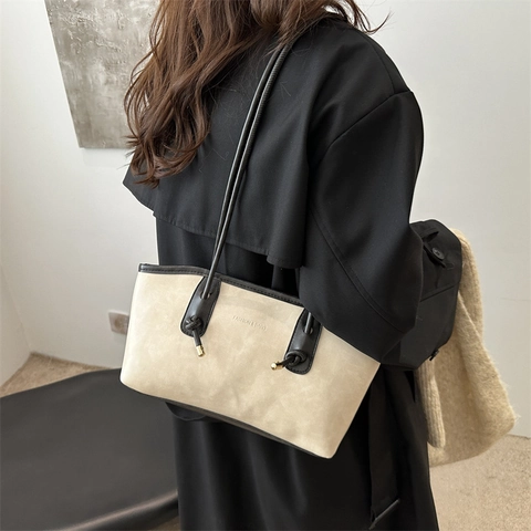 Retro PU Leather Tote Bag For Women Textured Commuter Shoulder Bag With Knot Strap And Tennis Racket Pendant Accessory