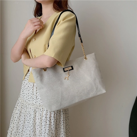 Retro Große Kapazität Tragetasche Für Damen Nylon Segeltuch Mit Kettenschultergurt Und Hirschanhänger Vintage Umhängetasche
