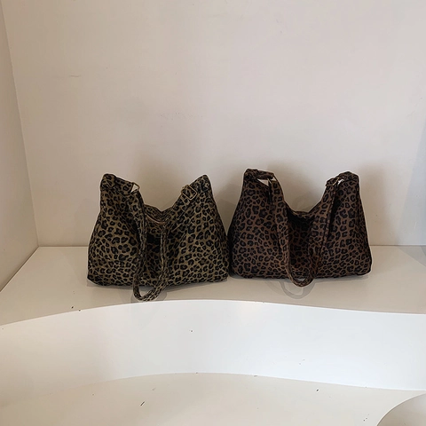 Borsa a Tracolla da Donna in Tela con Stampa Leopardata Grande Capacità Trendy Hobo Tote Bag per Uso Quotidiano Moda Streetwear