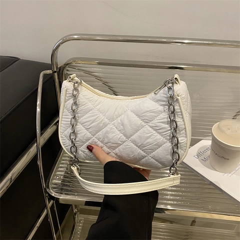 Borsa Sottobraccio Trapuntata Nylon Puffy Mezza Luna Borsa A Spalla Con Catena Argentata Tendenza Streetwear Per Donne