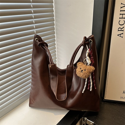 Grand Sac Fourre-tout Pour Femmes En Cuir PU Souple Sac À Épaule Hobo Sac À Main De Banlieue Rétro Minimaliste Avec Breloque Ours