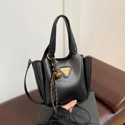 Sac À Main Fourre-tout Vintage En Similicuir PU Style Maillard Rétro Sac À Bandoulière Avec Triangle En Métal Et Breloque Cloche