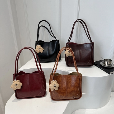 Damen Tote Bag Große Kapazität PU Leder Retro Lässige Schultertasche Mit Süßem Plüsch Anhänger Für Den Alltag