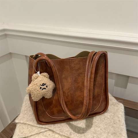 Damen Tote Bag Große Kapazität PU Leder Retro Lässige Schultertasche Mit Süßem Plüsch Anhänger Für Den Alltag