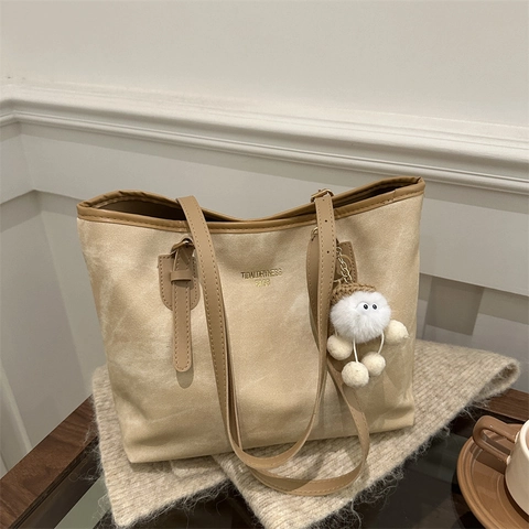 Grand Sac à Main Tote pour Femmes en Cuir PU Texture Givrée Sac à Épaule Avec Pendentif en Peluche pour Travail École