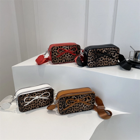 Damen Umhängetasche Mit Leopardenmuster PU Leder Mode Quadratische Schultertasche Mit Schleife Und Breitem Gurt