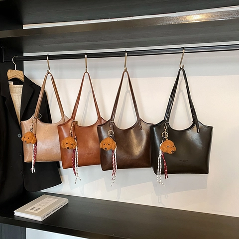 Sac Cabas Rétro En Cuir PU Grande Capacité Sac À Épaule De Banlieue Avec Pendentif Chiot En Peluche Pour Femme