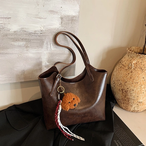 Sac Cabas Rétro En Cuir PU Grande Capacité Sac À Épaule De Banlieue Avec Pendentif Chiot En Peluche Pour Femme