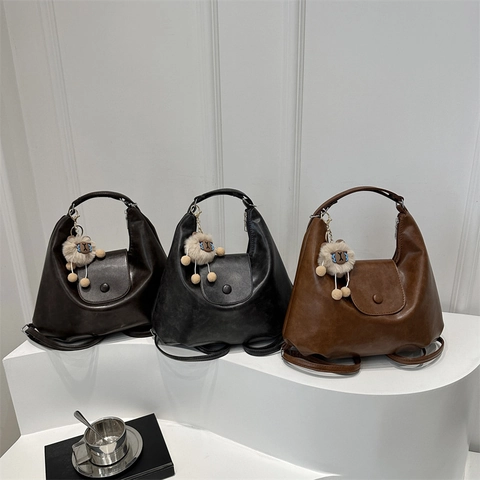 Große Kapazität PU Leder Hobo Tasche Damen Retro Lässige Umhängetasche Mit Plüschanhänger Verstellbarem Riemen Alltag