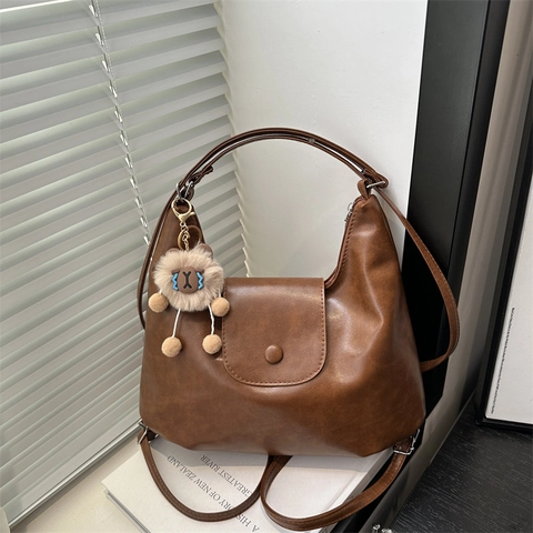 Große Kapazität PU Leder Hobo Tasche Damen Retro Lässige Umhängetasche Mit Plüschanhänger Verstellbarem Riemen Alltag