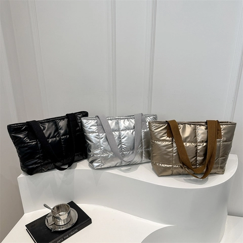 Metallische Gesteppte Puffer Tote Bag Große Kapazität Leichte Baumwolle Wattierte Schulterhandtasche Mit Gurtband Mode