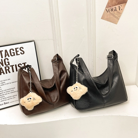 Bolso Hobo de Cuero PU de Gran Capacidad Bolso Tote Retro de Color Sólido para Mujer Bolso de Hombro para Uso Diario Con Colgante de Felpa