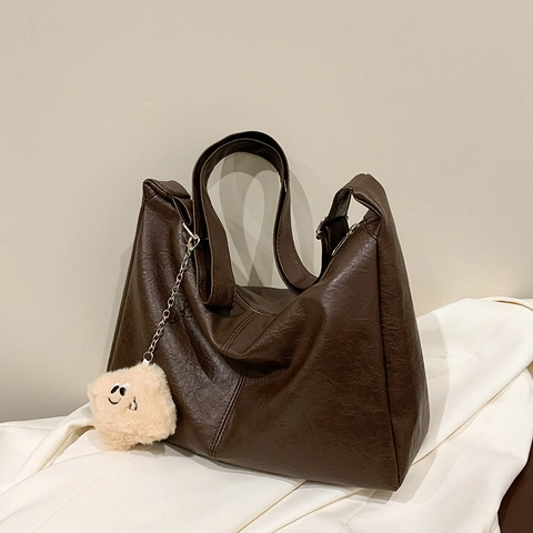 PU Leder Hobo Tasche Große Kapazität Weiche Schulter Umhängetasche Tote Mit Plüsch Anhänger Damen Lässig Trendy Pendler