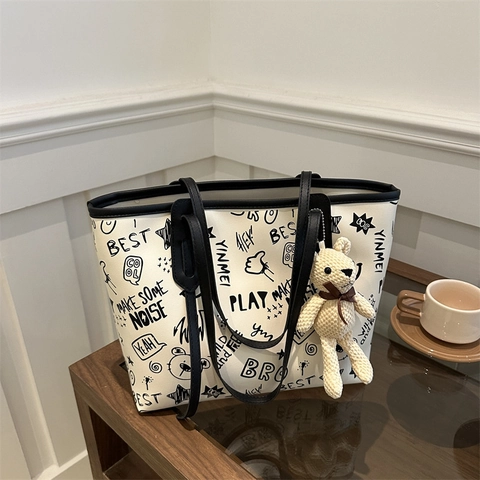 Sac Fourre-Tout Pour Femmes En Cuir PU Grande Capacité Imprimé Graffiti Style Urbain Sac À Main Avec Pendentif Ours