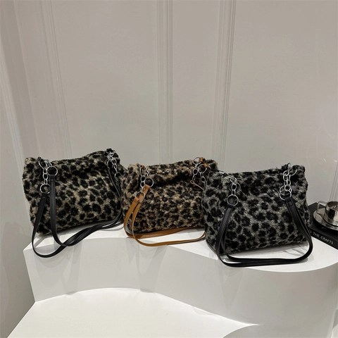 Sac À Épaule En Peluche Imprimé Léopard Fourrure Synthétique Grand Fourre-Tout Avec Chaîne Mode Hiver Rétro Femmes