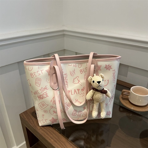 Sac Fourre-Tout Pour Femmes En Cuir PU Grande Capacité Imprimé Graffiti Style Urbain Sac À Main Avec Pendentif Ours