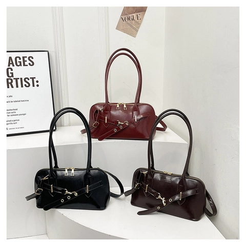 Sac à Épaule Sous le Bras en Cuir PU Brillant pour Femmes Style Verni Rétro Sac Tote Matériel Doré Boucle de Ceinture Réglable