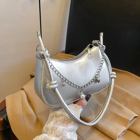 Bolso De Hombro Hobo De Media Luna Para Mujer De Cuero PU Con Cadena De Metal Colgantes De Perlas Artificiales Correa Anudada